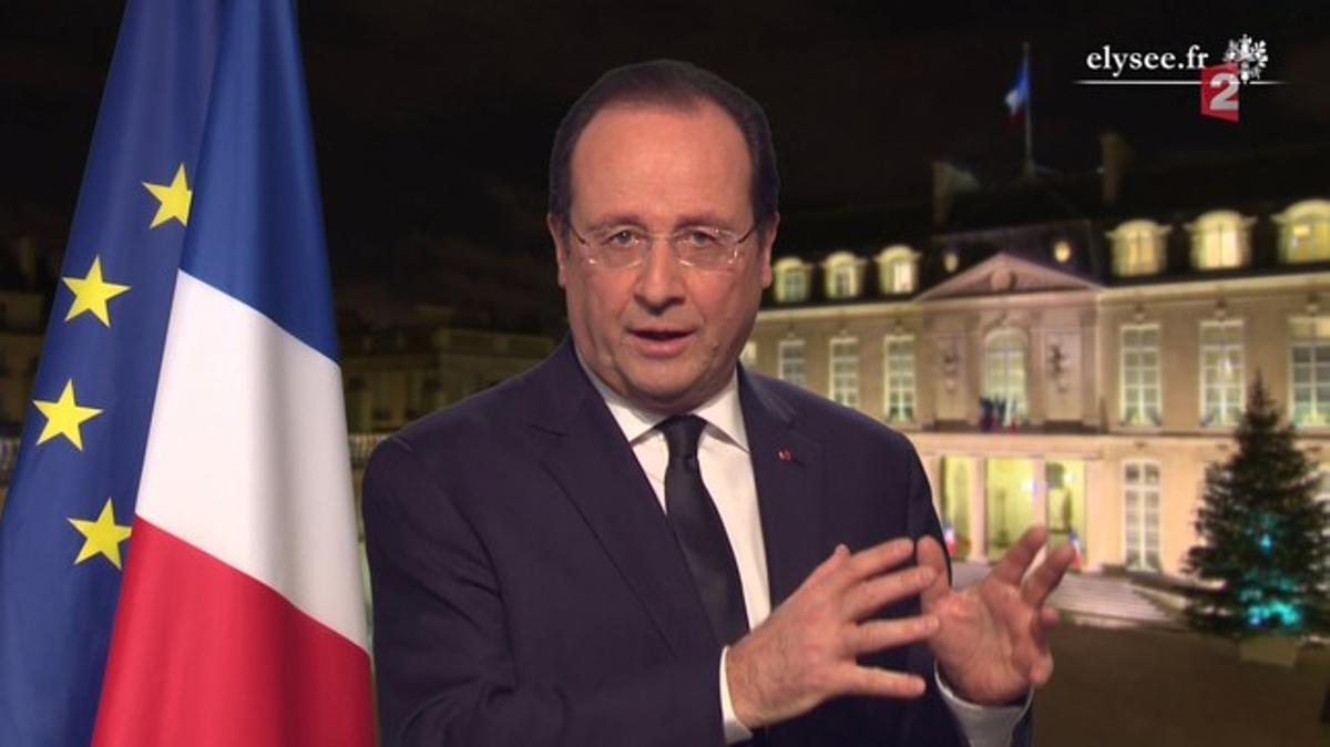 François Hollande, durante el discurso televisado, con el Eliseo de fondo, el martes.
