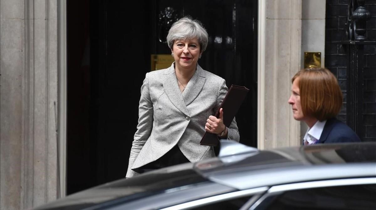 Theresa May sale de Downing Street tras su reunión con Arlene Foster. Theresa May sale de Downing Street tras su reunión con Arlene Foster.