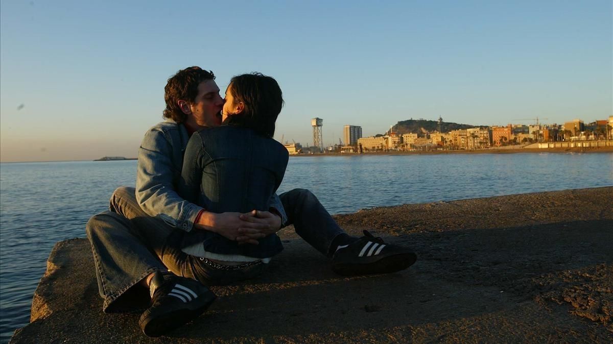 Una pareja se besa en Barcelona. Una pareja se besa en Barcelona.