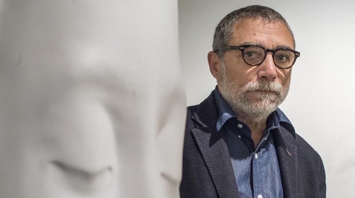 Jaume Plensa, junto a una de sus esculturas blancas expuestas en la Galeria Senda. Jaume Plensa, junto a una de sus esculturas blancas expuestas en la Galeria Senda.
