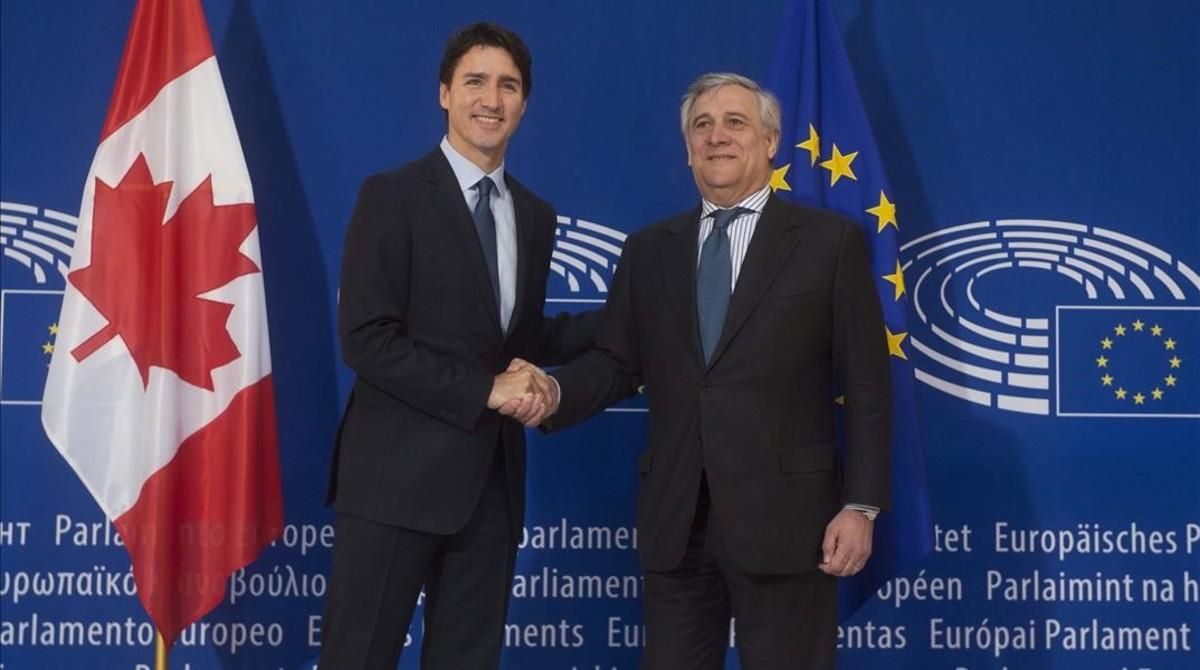 Trudeau (izquierda) posa con Antonio Tajani, presidente del Parlamento Europeo, a su llegada a Estrasburgo (Francia), este jueves. Trudeau (izquierda) posa con Antonio Tajani, presidente del Parlamento Europeo, a su llegada a Estrasburgo (Francia), este jueves.