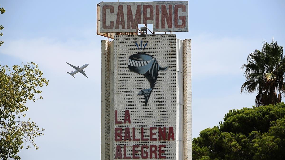 El icónico rótulo del desaparecido cámping La Ballena Alegre.