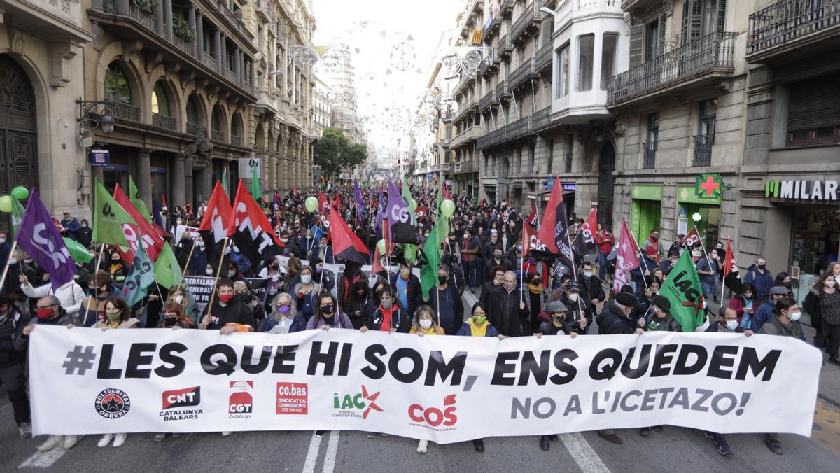 Manifestación contra el abuso de interinos en la función pública, por la Via Laientana de Barcelona.