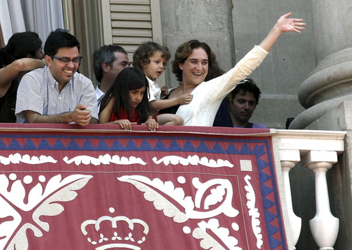 Ada Colau, con su hijo en brazos, este domingo en el balcón del Ayuntamiento de Barcelona durante una ’diada castellera’.