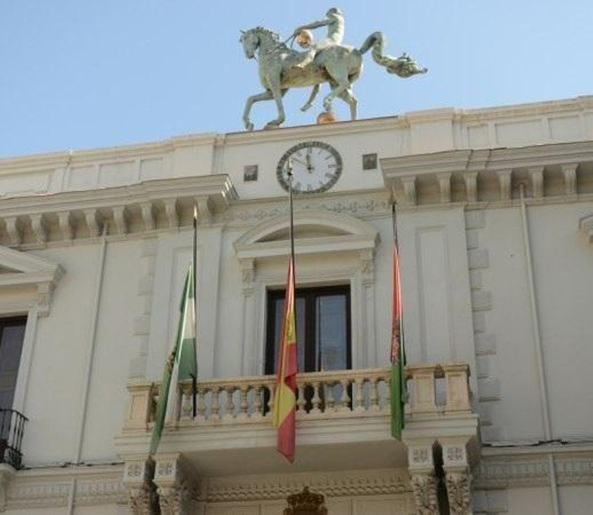 Muere un exconcejal del PSOE en Granada tras ser atracado en plena calle Muere un exconcejal del PSOE en Granada tras ser atracado en plena calle