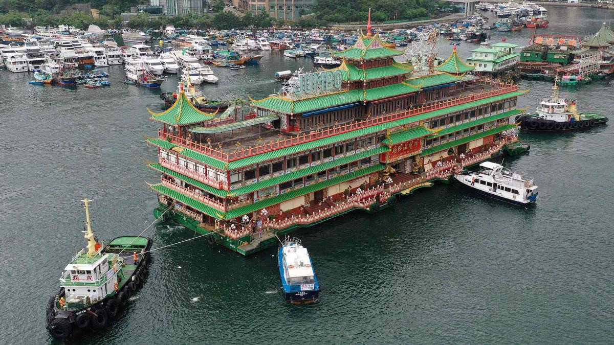 Se hunde icónico restaurante flotante días después de zarpar desde Hong Kong