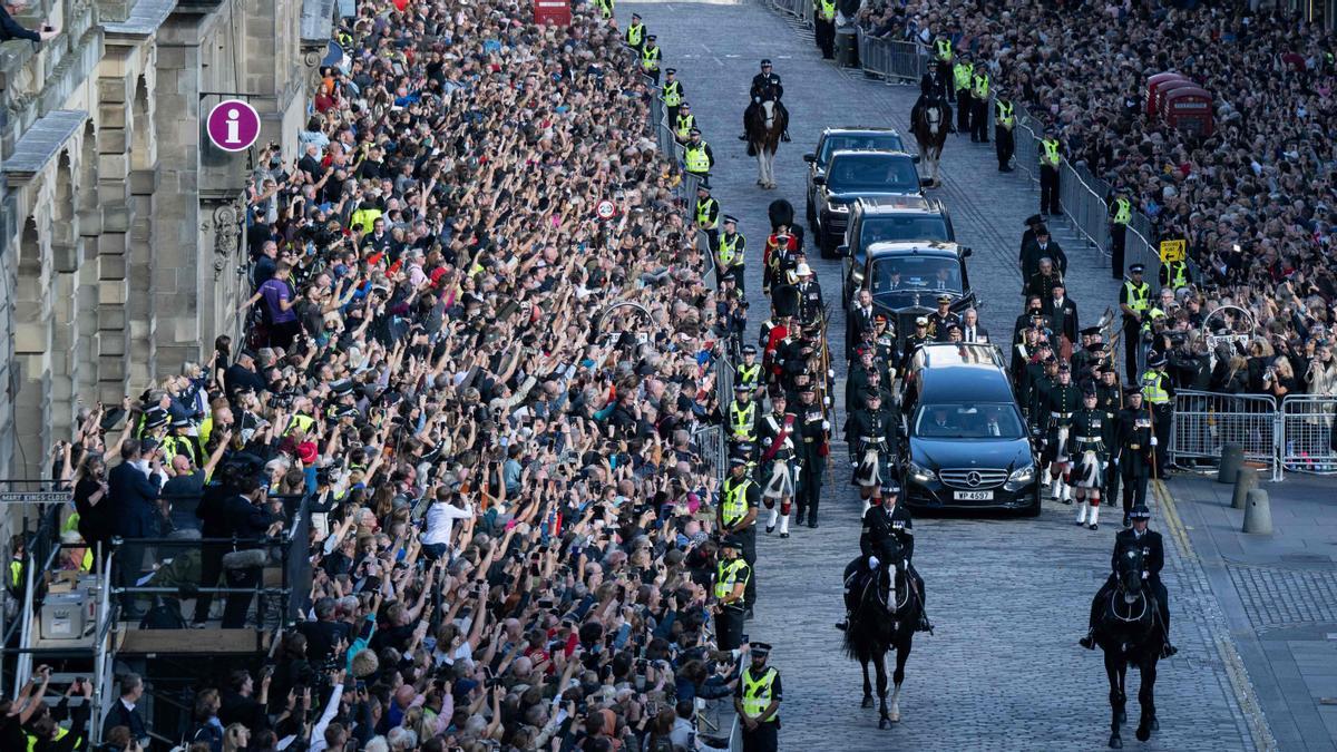 Una multitud despide a la reina Isabel en Edimburgo.