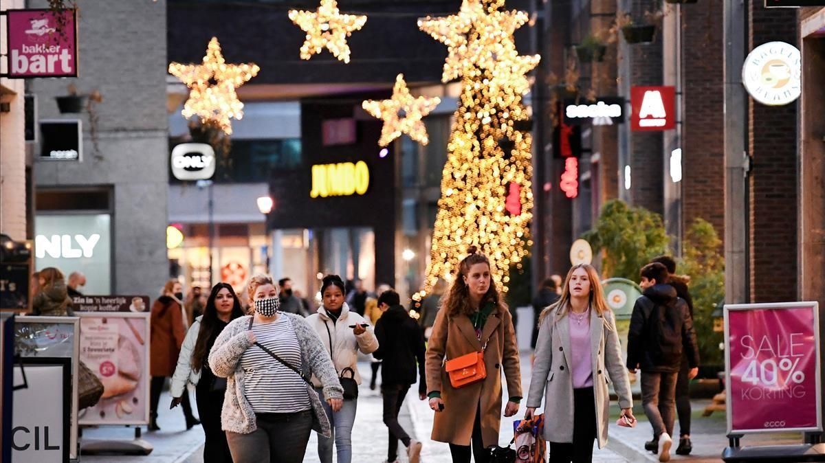 Gente de compras este lunes en la ciudad neerlandesa de Venlo, poco antes de que se anuncie el cierre total de Países Bajos hasta el próximo 19 de enero Gente de compras este lunes en la ciudad neerlandesa de Venlo, poco antes de que se anuncie el cierre total de Países Bajos hasta el próximo 19 de enero