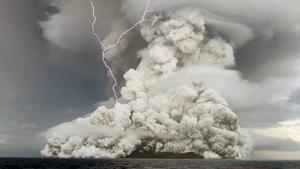 Erupción de un volcán submarino en Tonga
