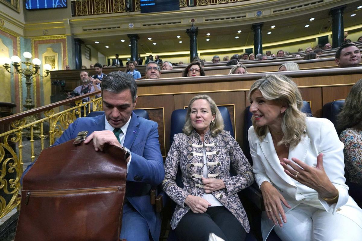 Pedro Sánchez, Nadia Calviño y Yolanda Díaz, este martes en el Congreso de los Diputados.