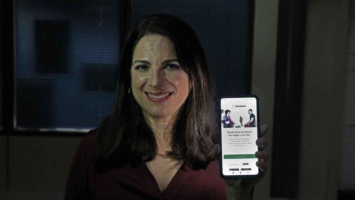 La presidenta de Taskrabbit, Sarah Rose, mostrando la aplicación móvil. La presidenta de Taskrabbit, Sarah Rose, mostrando la aplicación móvil.