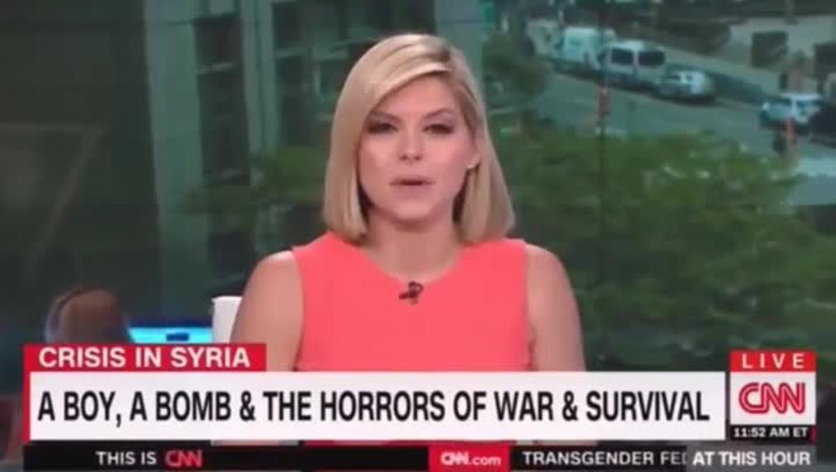 Kate Bolduan, presentadora de la ’CNN’, rompe a llorar al hablar del pequeño Omran, el niño de 5 años que el miércoles fue rescatado en Alepo, Siria.