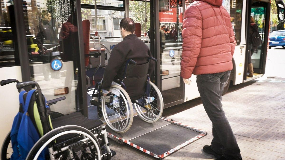 Un voluntario de la Fundació TMB ayuda a una persona en silla de ruedas, el verano pasado. Un voluntario de la Fundació TMB ayuda a una persona en silla de ruedas, el verano pasado.