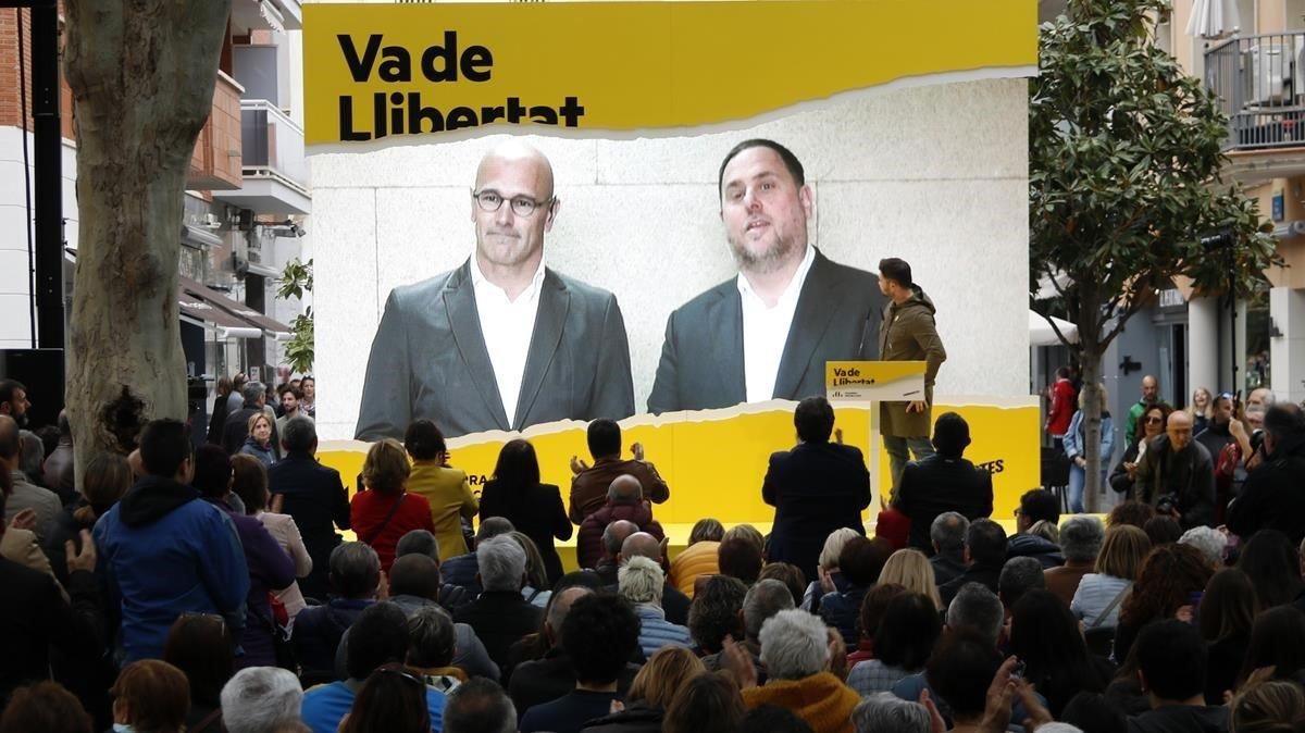 Oriol Junqueras y Raül Romeva intervienen por videoconferencia desde la prisión en un acto electoral de ERC en Cambrils, el pasado 21 de abril. Oriol Junqueras y Raül Romeva intervienen por videoconferencia desde la prisión en un acto electoral de ERC en Cambrils, el pasado 21 de abril.