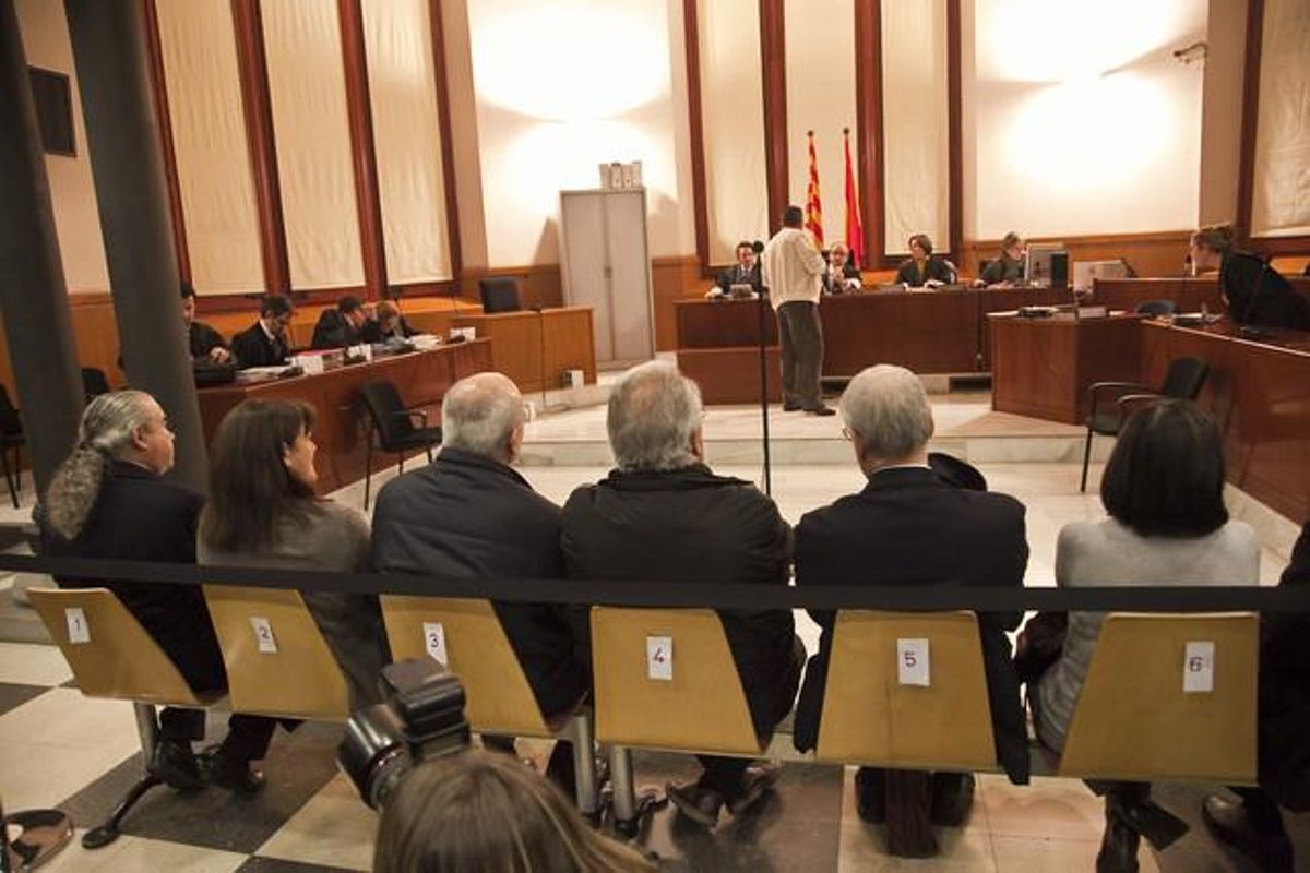 Pallerols (izquierda) y el resto de los acusados en el juicio celebrado el pasado martes. Pallerols (izquierda) y el resto de los acusados en el juicio celebrado el pasado martes.