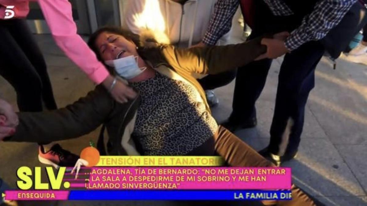 'Sálvame' monta un esperpéntico show en el tanatorio por la muerte de Bernardo Pantoja, con supuesto desmayo incluido