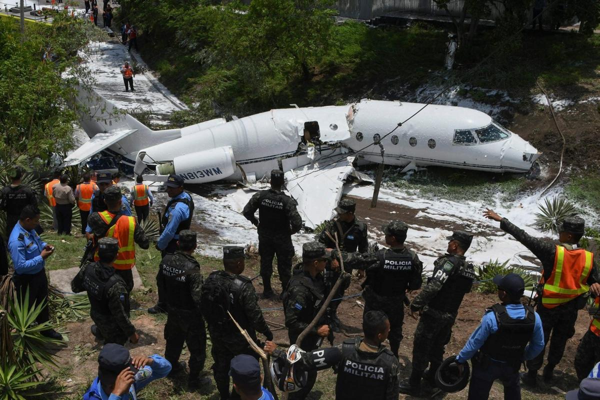 Personal de emergencias junto al avión que se ha salido de la pista en Tegucigalpa.