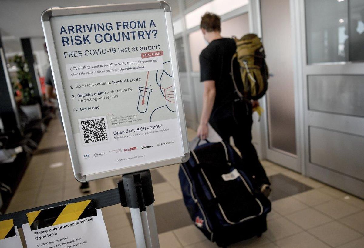 Un cartel informa de los test de coronavirus en el aeropuerto de Schönefeld, en Berlín. Un cartel informa de los test de coronavirus en el aeropuerto de Schönefeld, en Berlín.