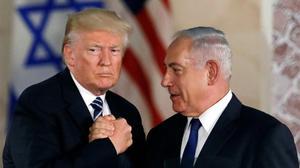 Trump y Netanyahu estrechan sus manos durante un encuentro en Jerusalén.