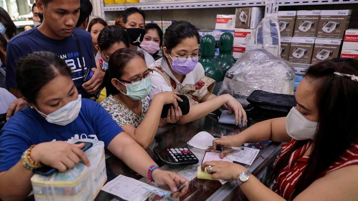 La OMS declara el brote de coronavirus como una emergencia internacional. En la foto, aglomeración de clientes en una tienda de Manila (Filipinas) para comprar mascarillas.