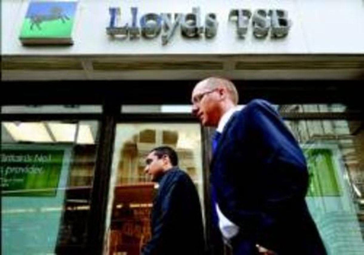 Transeúntes ante una oficina del Lloyds TSB en el centro de Londres, el pasado enero. Transeúntes ante una oficina del Lloyds TSB en el centro de Londres, el pasado enero.