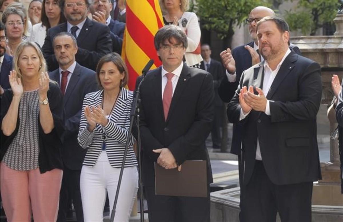 El ’president’, Carles Puigdemont, y el vicepresidente del Govern, Oriol Junqueras, durante el anuncio de la fecha y la pregunta del referéndum.