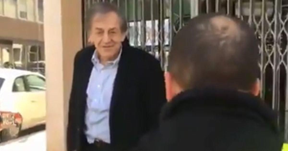 Captura de vídeo del momento en que un ’chaleco amarillo’ increpa a Alain Finkielkraut, el sábado en París. Captura de vídeo del momento en que un ’chaleco amarillo’ increpa a Alain Finkielkraut, el sábado en París.