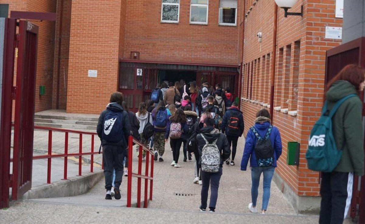 Alumnos del instituto Máximo Trueba de Bobadilla del Monte (Madrid) asisten a su última clase antes de las medidas tomadas por el coronavirus.
