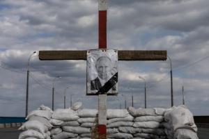 Imagen de Vladímir Putin en una cruz, situada en Dnipro, ciudad a 391 kilómetros de Kiev, a modo de ’check point’.