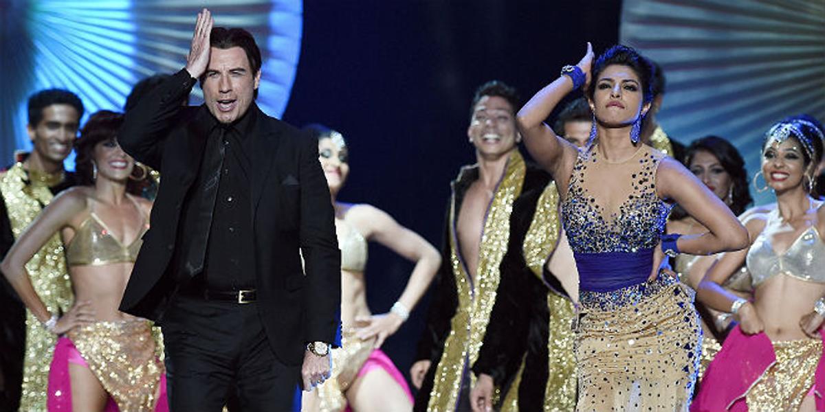 John Travolta baila con Priyanka Chopra en la gala de la Academia de