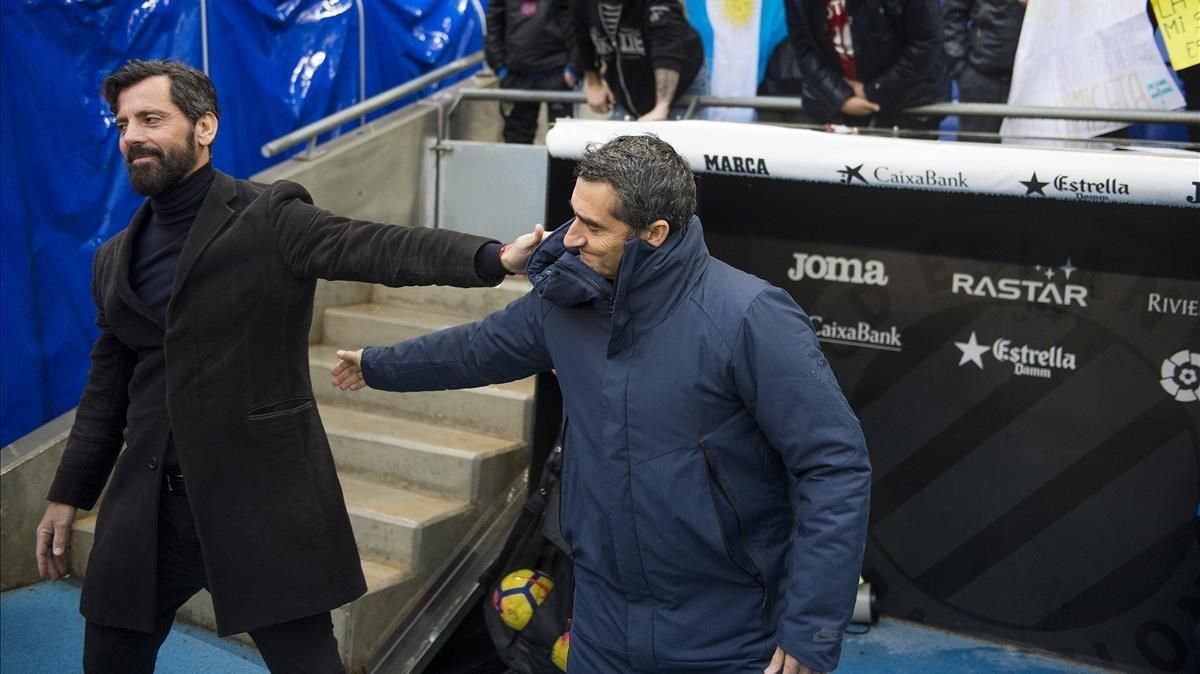 Quique Sánchez Flores y Ernesto Valverde se saludan antes de empezar el derbi. Quique Sánchez Flores y Ernesto Valverde se saludan antes de empezar el derbi.