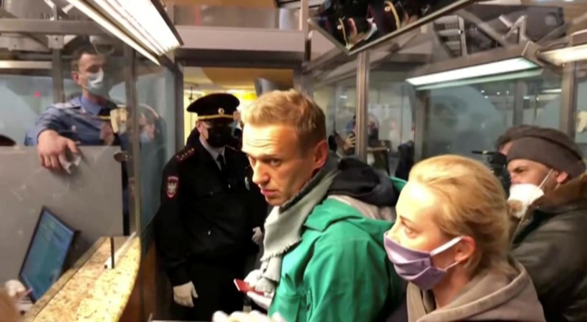 El abogado de Navalni denuncia que no le permiten hablar con su cliente. En la foto, Navalni en el momento de ser detenido tras aterrizar en Moscú.