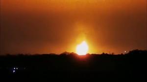 Una enorme bola de fuego ilumina el cielo de Oxford durante una tormenta.