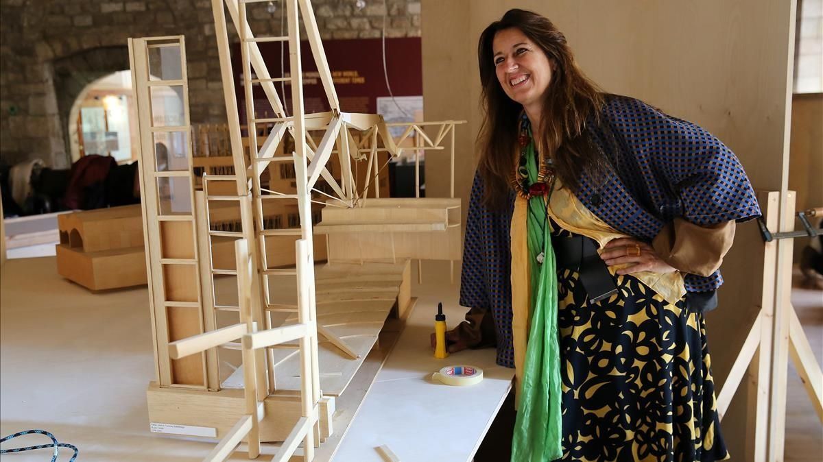 Benedetta Tagliabue ante una de las maquetas de proyectos del estudio Miralles Tagliabue que se exhibirán en el Saló del Tinell a partir del próximo miércoles. Benedetta Tagliabue ante una de las maquetas de proyectos del estudio Miralles Tagliabue que se exhibirán en el Saló del Tinell a partir del próximo miércoles.