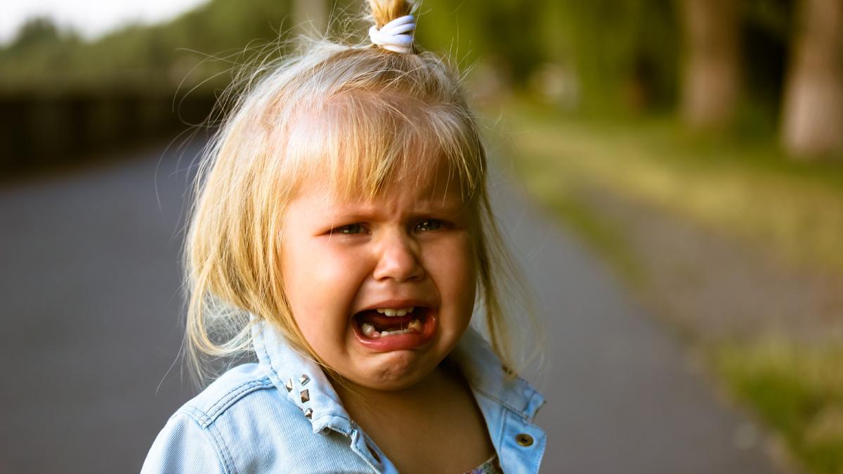 Una niña llorando.