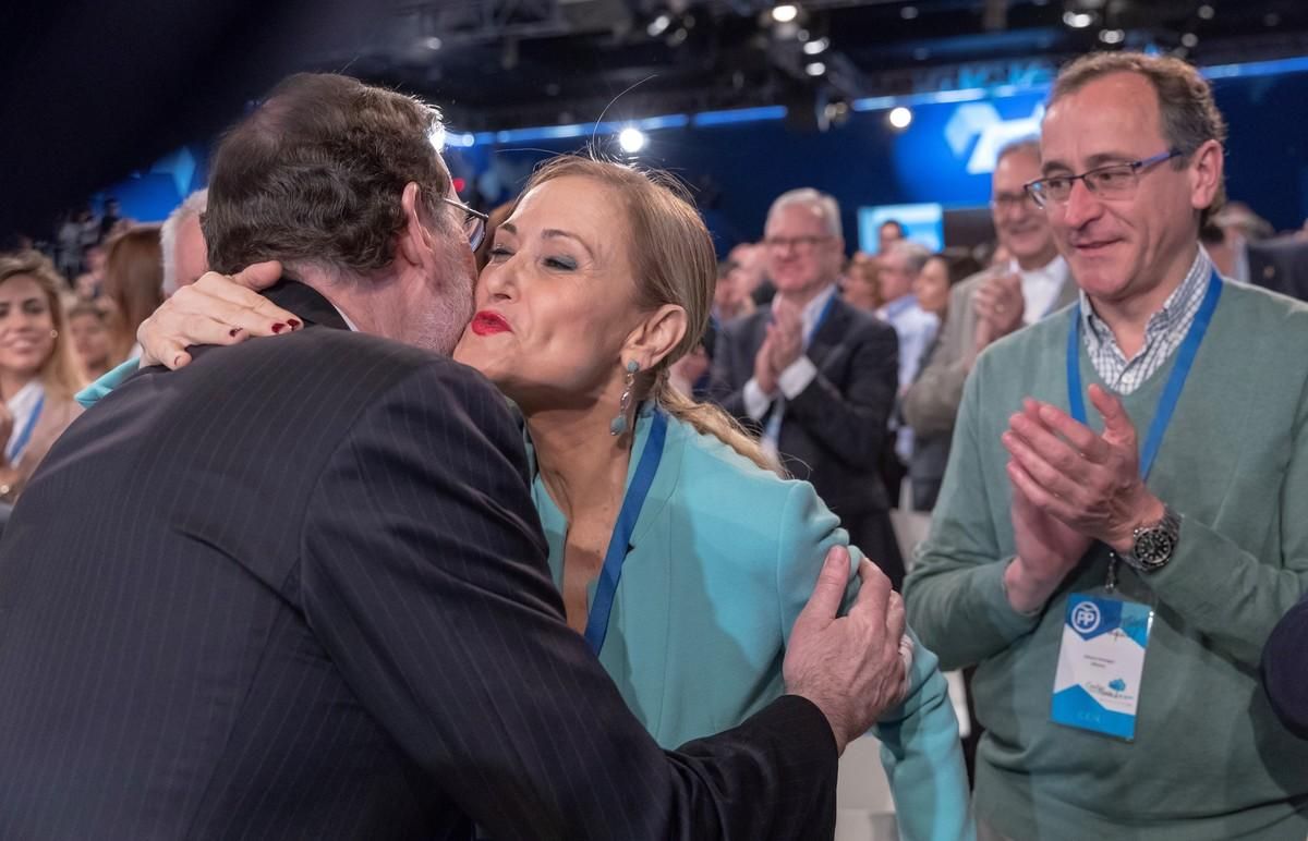 El presidente del Gobierno, Mariano Rajoy, saluda a la presidenta de la Comunidad de Madrid, Cristina Cifuentes, en presencia del dirigente popular Alfonso Alonso, la semana pasada en Sevilla. El presidente del Gobierno, Mariano Rajoy, saluda a la presidenta de la Comunidad de Madrid, Cristina Cifuentes, en presencia del dirigente popular Alfonso Alonso, la semana pasada en Sevilla.