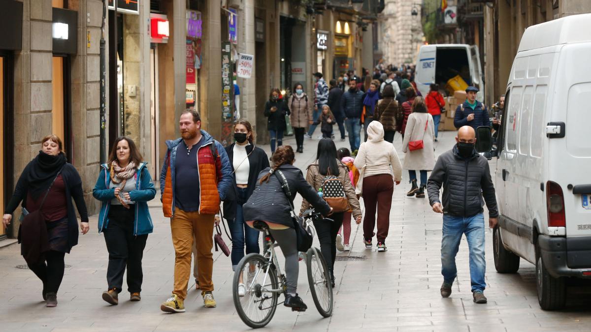 La calle de Portaferrissa, una de las peatonalizaciones históricas e icónicas del Gòtic, que en absoluto hundió al sector comercial, como muchos pronosticaron.