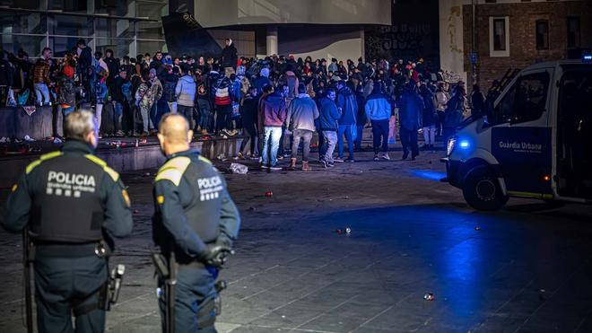 Calles abarrotadas y despliegue de agentes en Barcelona, el primer fin de semana sin toque de queda