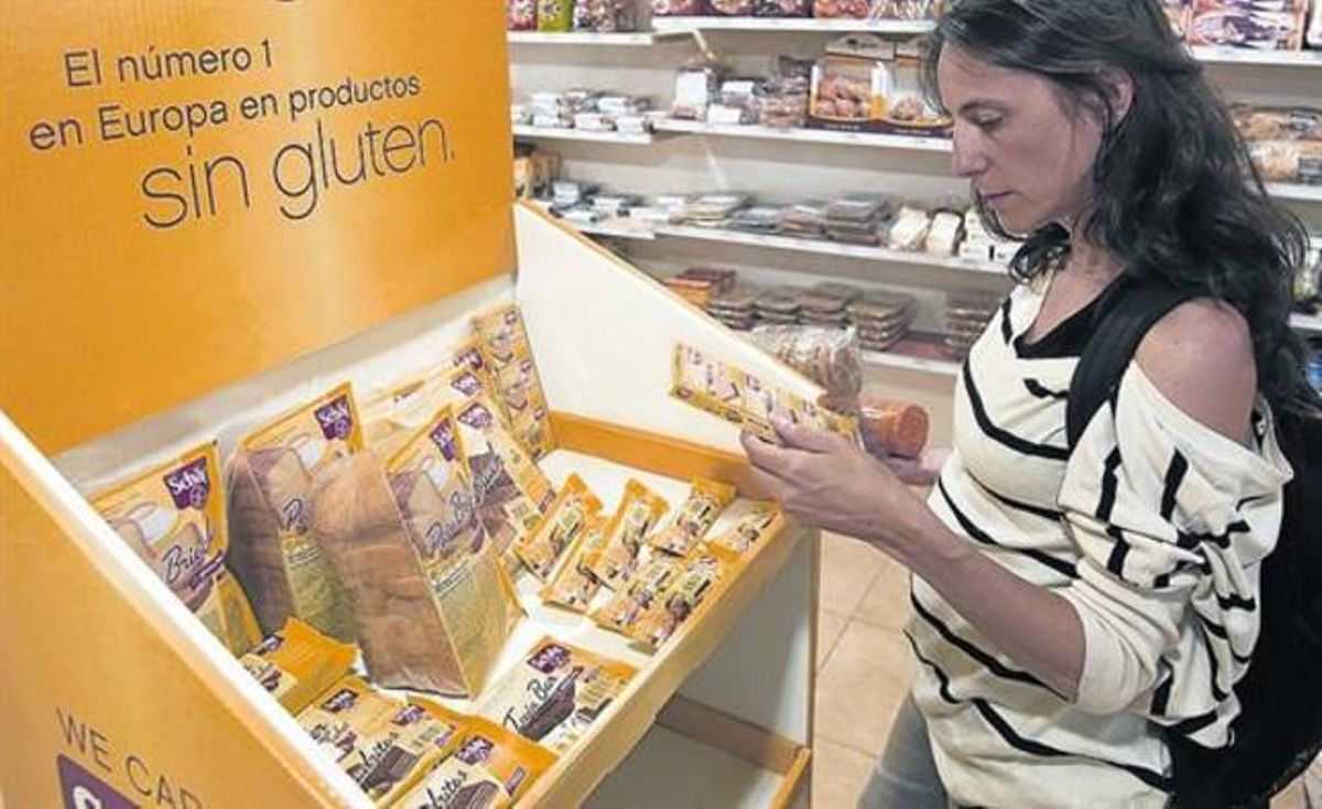 Laia Villegas busca productos aptos para celíacos en una tienda especializada. Laia Villegas busca productos aptos para celíacos en una tienda especializada.