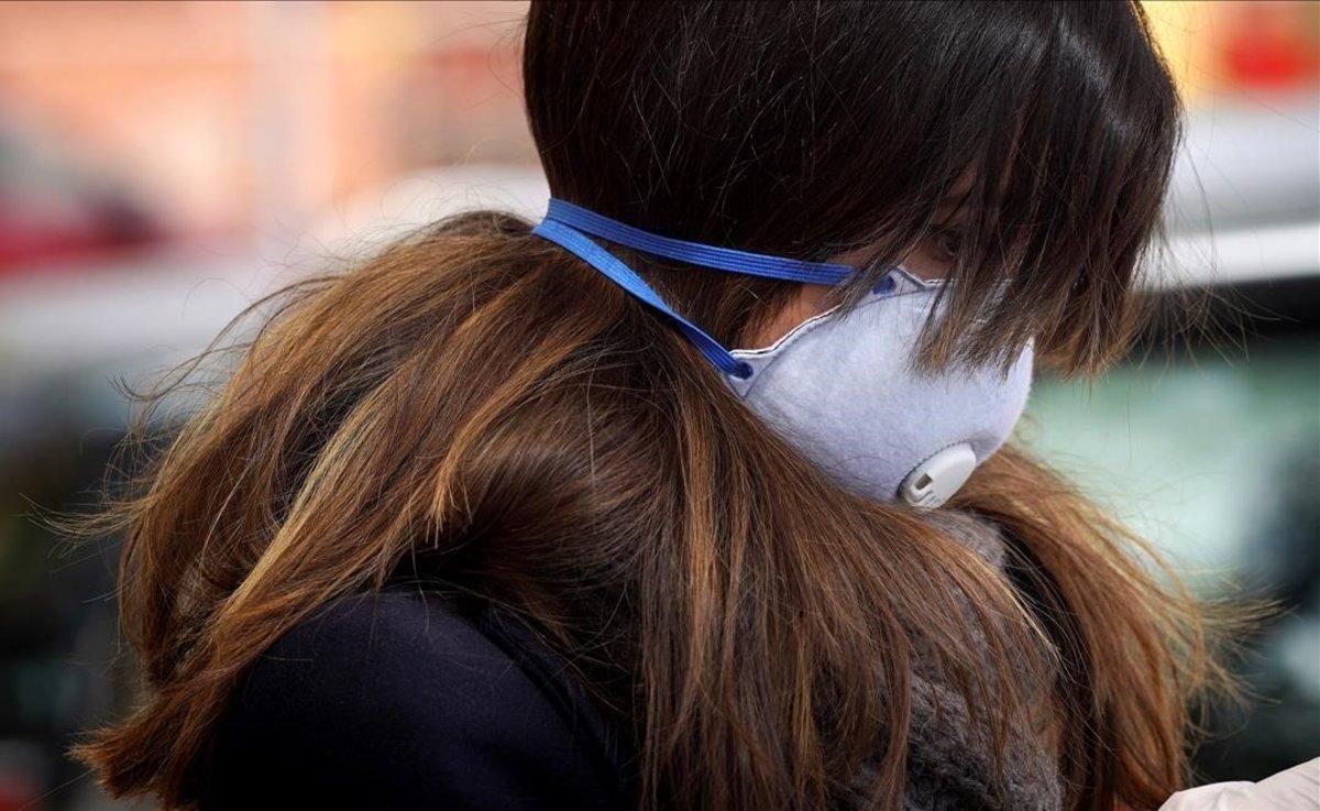 Una mujer en el Palacio de Hielo de Madrid, convertido en una morgue, el pasado día 24 de marzo. Una mujer en el Palacio de Hielo de Madrid, convertido en una morgue, el pasado día 24 de marzo.
