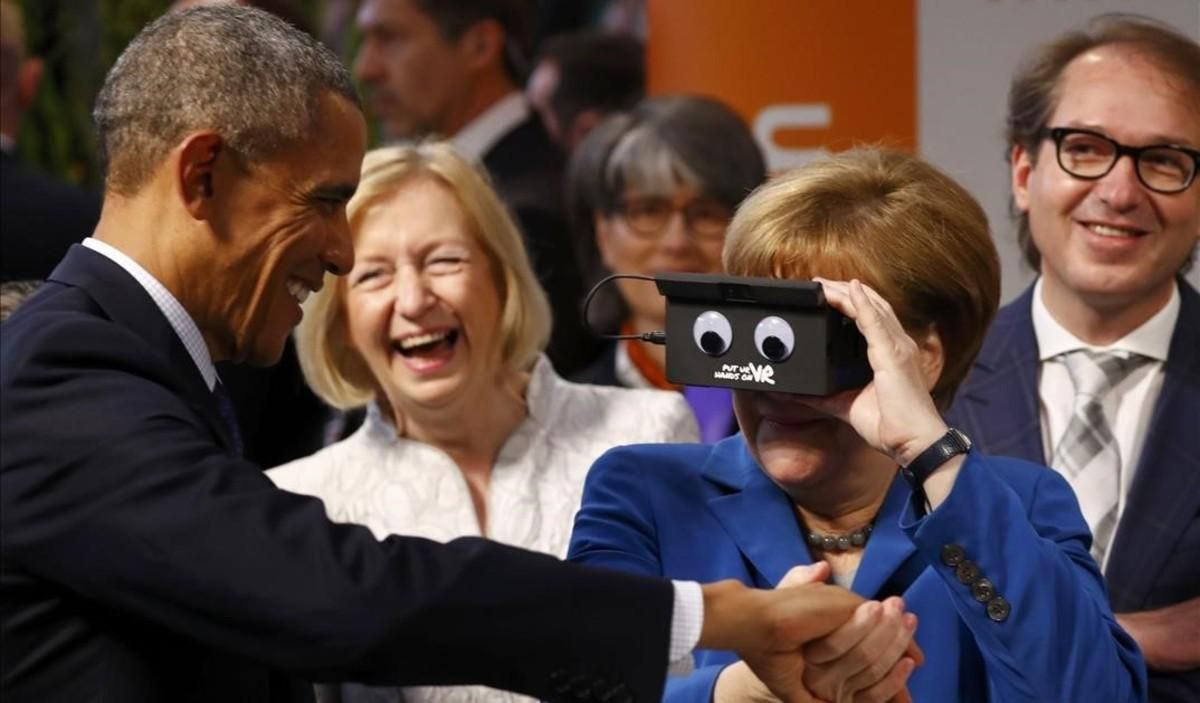 Barack Obama y Angela Merkel bromean con un dispositivo de realidad virtual, en una feria de tecnología en Hanóver. Barack Obama y Angela Merkel bromean con un dispositivo de realidad virtual, en una feria de tecnología en Hanóver.