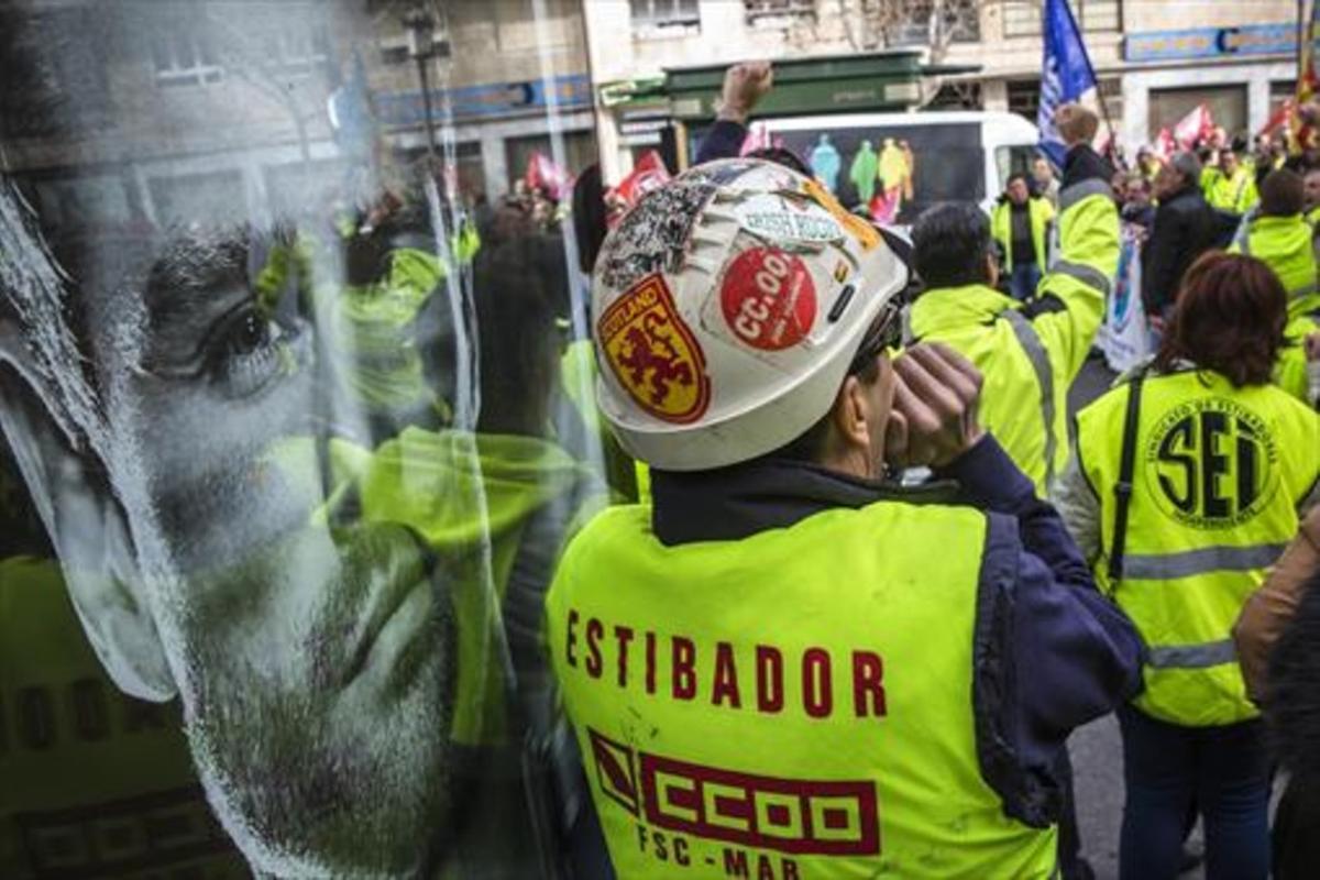 Protesta de estibadores ante la sede de la Delegación del Gobierno en València, en febrero pasado.