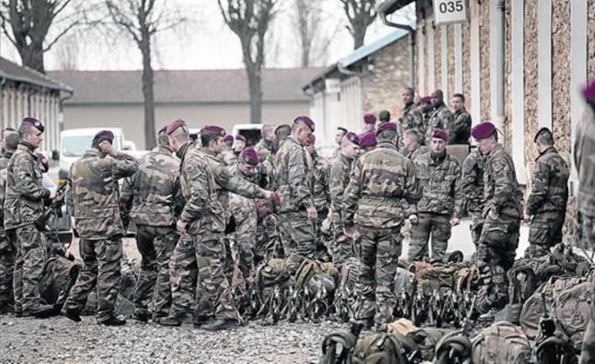 Soldados franceses, preparados para salir a patrullar, este martes en Versalles. Soldados franceses, preparados para salir a patrullar, este martes en Versalles.