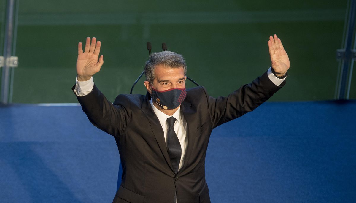 Laporta saluda en la tribuna del Camp Nou tras ser elegido presidente del Barça. Laporta saluda en la tribuna del Camp Nou tras ser elegido presidente del Barça.