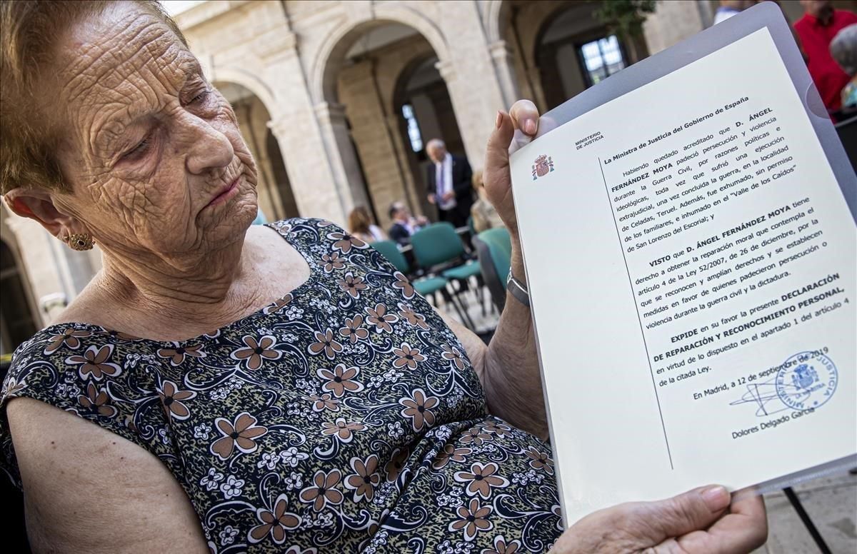 Antonia Fernández Moya con el certificado de reparación que recibió esta semana de mano de la Ministra de Justicia. Antonia Fernández Moya con el certificado de reparación que recibió esta semana de mano de la Ministra de Justicia.