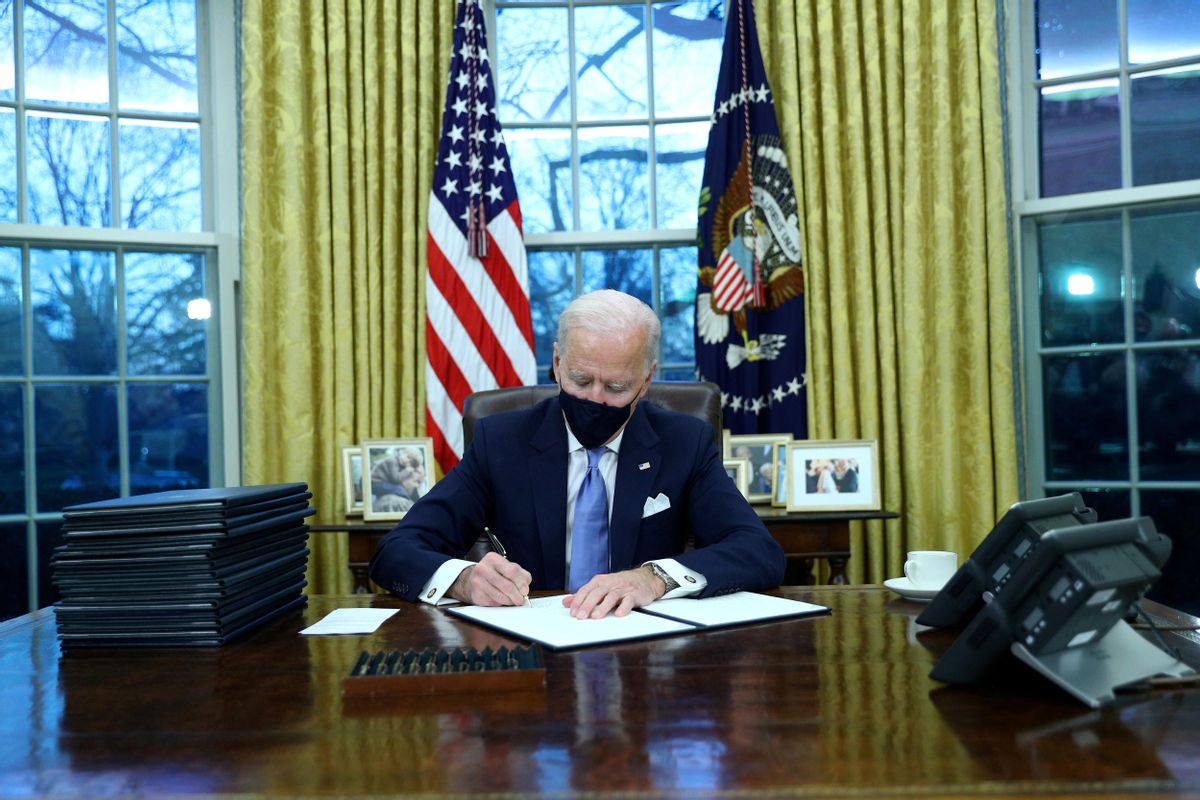 Biden, en el Despacho Oval, firma sus primeras órdenes. Biden, en el Despacho Oval, firma sus primeras órdenes.