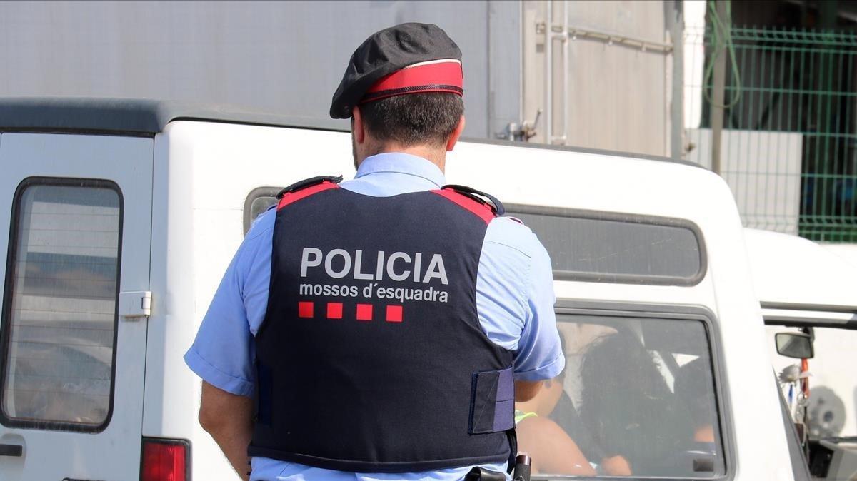 Un agente de los Mossos. Un agente de los Mossos.