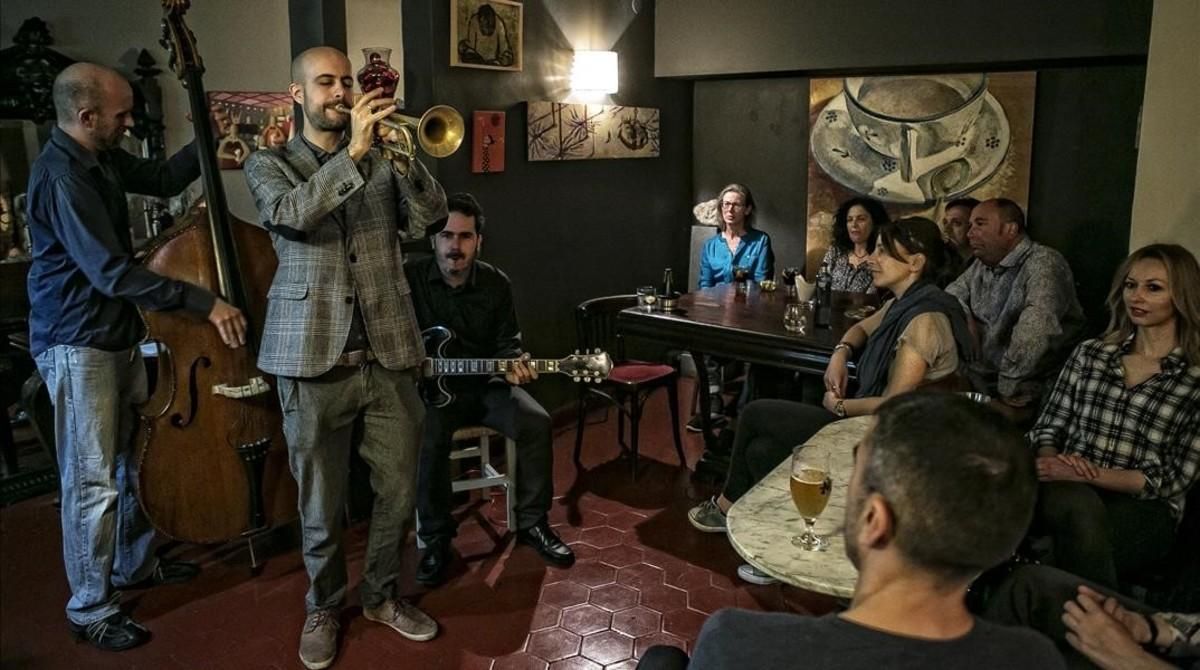 Concierto de Pol Omedes Trio en el restaurante Gurqui, al que asistieron una veintena de miembros del grupo Barcelona Gratis. Concierto de Pol Omedes Trio en el restaurante Gurqui, al que asistieron una veintena de miembros del grupo Barcelona Gratis.