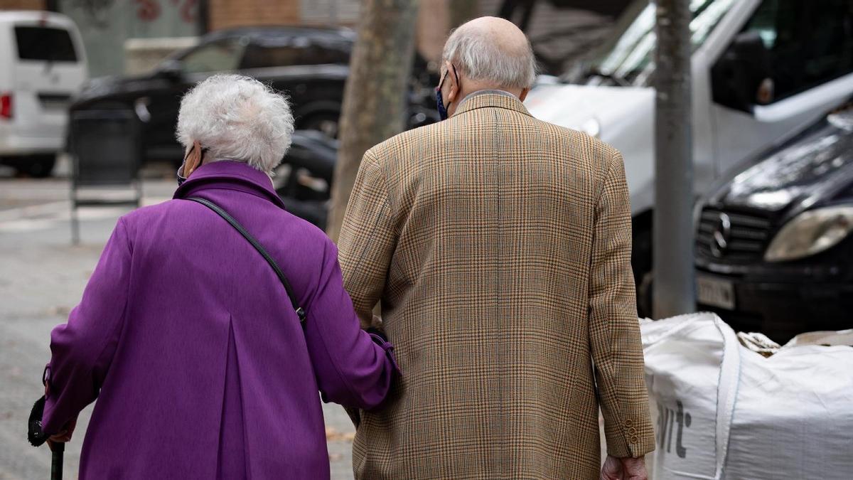 Una pareja de jubilados, en el barrio barcelonés de la Verneda, en noviembre pasado.