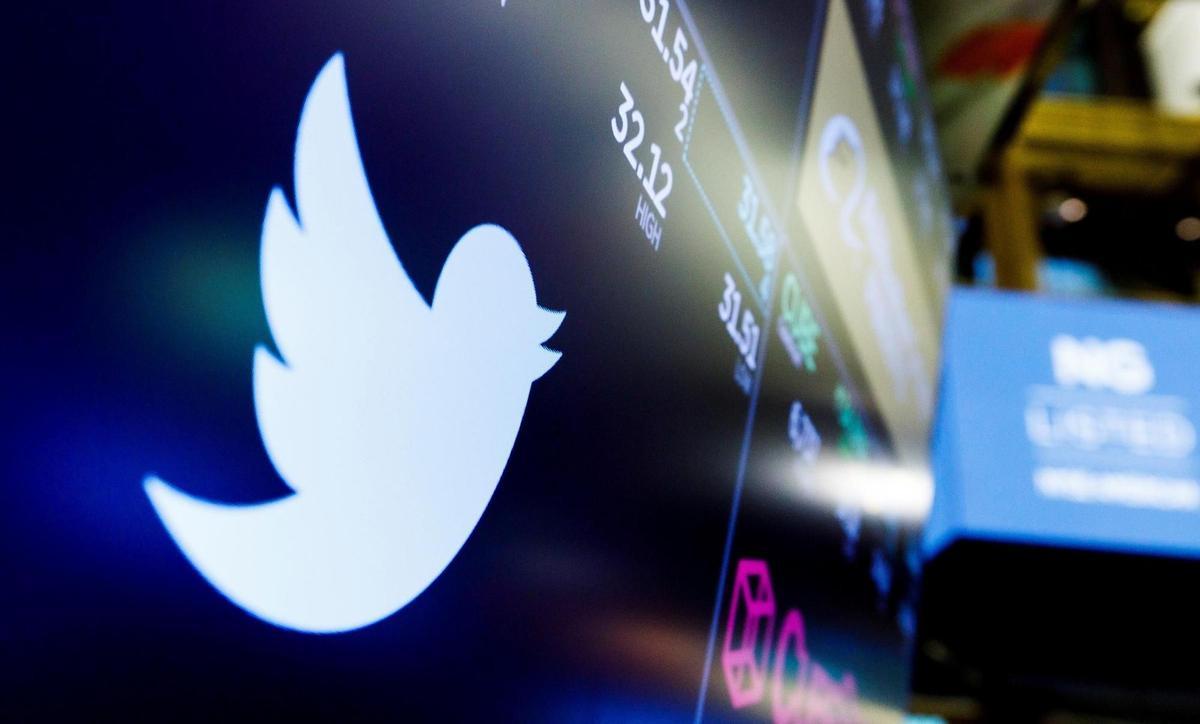 Twitter anunció este martes pérdidas por valor de 403 millones de dólares entre enero y septiembre de 2021, frente a los 1.357 millones de dólares que perdió en el mismo periodo del año pasado. En la imagen un registro de archivo de un logo de Twitter durante una sesión bursátil en la Bolsa de Valores de Nueva York. EFE/Justin Lane